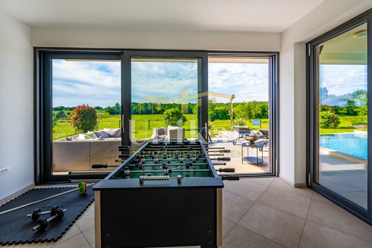 Luksuzna hiša z garažo v kleti - 3 km do morja